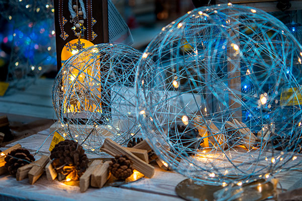 Décoration de Noël - décorations lumineuses - boules filaires et guirlandes